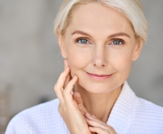 Femme rayonnante et fière après un soin visage professionnel