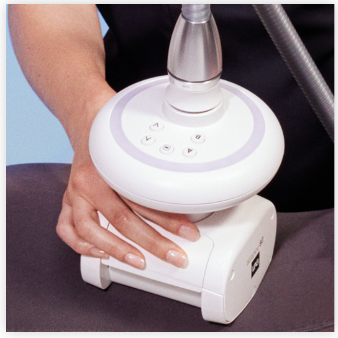 Séance d'Endermologie Alliance LPG, avec un patient détendu tandis qu'un appareil de massage améliore la circulation et réduit la cellulite, offrant un traitement non invasif pour un bien-être et rajeunissement visibles.