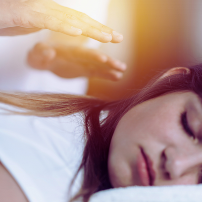 Femme qui reçoit un soin énergétique Reiki