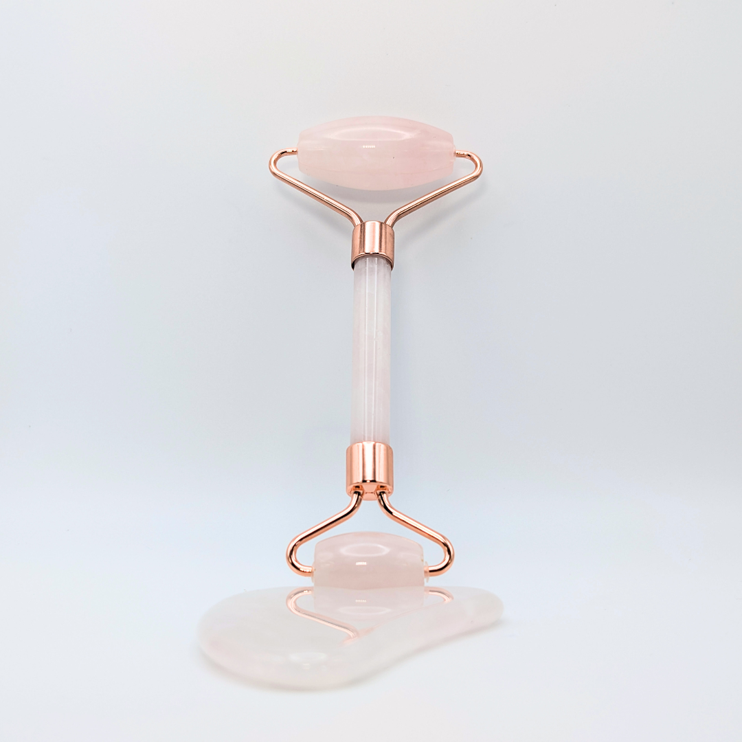 Le Gua Sha stimule le fascia musculaire ainsi que le système lymphatique, facilitant l'élimination des toxines et améliorant la circulation sanguine. De plus, ce massage facial active la production de collagène, renforçant l'élasticité et la fermeté de la peau.