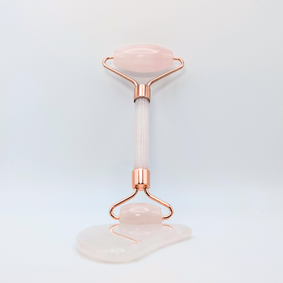 Le Gua Sha stimule le fascia musculaire ainsi que le système lymphatique, facilitant l'élimination des toxines et améliorant la circulation sanguine. De plus, ce massage facial active la production de collagène, renforçant l'élasticité et la fermeté de la peau.