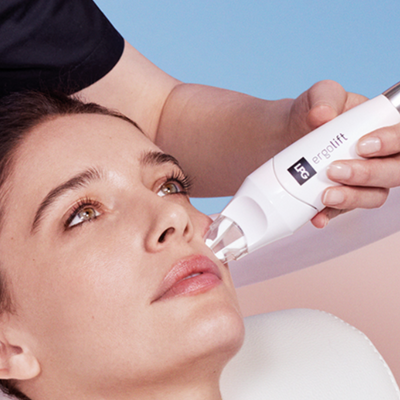 Femme recevant un soin Liftmassage pour rajeunir et raffermir sa peau. Soin visage 100% naturel sans injections.