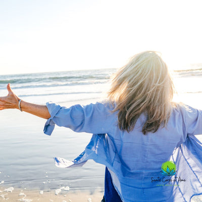 Femme épanouie et confiante après un atelier de gestion des émotions avec Fleurs de Bach, ressentant un bien-être profond et une harmonie intérieure.