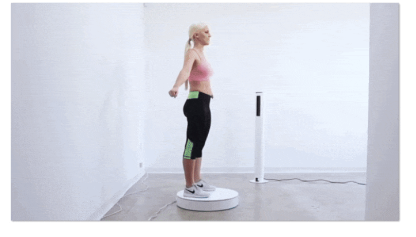 Scanner 3D Styku en action, capturant des mesures corporelles précises d'un utilisateur pour une analyse détaillée de la santé et de la forme physique.